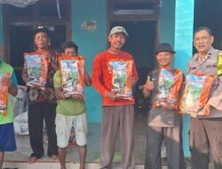 Benih Jagung Mulai Disalurkan, Bhabinkamtibmas Desa Cerme Kawal Program Ketahanan Pangan Pemerintah
