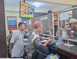 Tinjau Langsung Layanan STNK Baru, Kanit Regident Satlantas Polres Kediri Kota Sapa Warga di Lobi Samsat