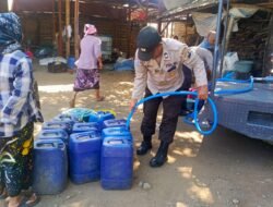 Polres Pasuruan Sulap Mobil Patroli Jadi Pengangkut Air Bersih untuk Warga Terdampak Kekeringan