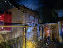 Rumah Warga di Pare Kediri Ludes Terbakar, Respons Cepat Tim Damkar Selamatkan Aset Puluhan Juta Rupiah