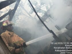 Kebakaran Tumpukan Kayu di Belakang SDN Krecek 3 Berhasil Dipadamkan, Respons Cepat Damkar Cegah Api Meluas