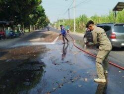 Gerak Cepat Damkar Kabupaten Kediri Bersihkan Tumpahan Solar di Jalan Totok Kerot, Cegah Risiko Kecelakaan