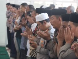 Polres Pasuruan Gelar Salat Ghaib dan Doa Bersama untuk Korban Kecelakaan Lalu Lintas