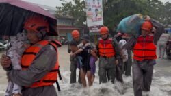 Polri Gerak Cepat Evakuasi Warga Terdampak Banjir di Padang