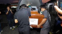 Tim DVI Polda Jatim Serahkan Dua Jenazah Korban KM Mutiara Sentosa II kepada Keluarga