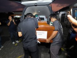Tim DVI Polda Jatim Serahkan Dua Jenazah Korban KM Mutiara Sentosa II kepada Keluarga