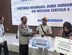 Kapolda Jatim Dampingi Wamenhub Serahkan Santunan Korban KM Mutiara Sentosa II
