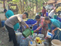 Polres Bojonegoro Distribusikan 8.000 Liter Air Bersih untuk Warga Ngambon