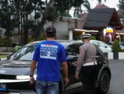 Polresta Malang Kota dan Aremania Bagikan 39 Mawar, Tebar Pesan Damai Jelang HUT Arema FC