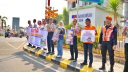 Semangat HUT ke-81 RI, KAI Daop 7 Madiun Gandeng Railfans dan PPI Kampanyekan Keselamatan di Perlintasan