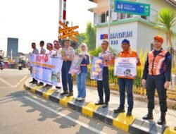 Semangat HUT ke-81 RI, KAI Daop 7 Madiun Gandeng Railfans dan PPI Kampanyekan Keselamatan di Perlintasan