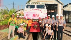 Semarak HUT ke-81 RI, KAI Daop 7 Madiun dan Railfans Hias Lokomotif KA Manja dengan Nuansa Merah Putih
