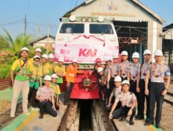 Semarak HUT ke-81 RI, KAI Daop 7 Madiun dan Railfans Hias Lokomotif KA Manja dengan Nuansa Merah Putih