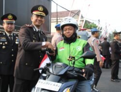 Merah Putih Berkibar di Jalan Kediri, Polres Kediri Kota Ajak Warga Kobarkan Semangat Kemerdekaan
