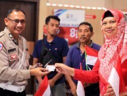 Satlantas Polres Gresik Hadiahkan “SIM Gratis” untuk 17 Warga yang Lahir 17 Agustus