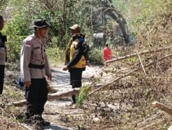 Personel Polri Buka Akses Jalan Terdampak Longsor Menuju Dusun Nitung di Palue