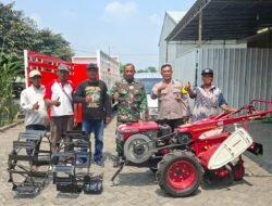 Bhabinkamtibmas Dampingi Kelompok Tani Tani Jaya Terima Bantuan Traktor Rotasi dari Dinas Pertanian