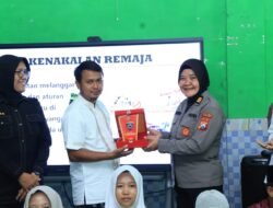 Sambut Hari Jadi ke – 78, Polwan Polres Ngawi Edukasi Santri Cegah Kenakalan Remaja