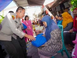 Polrestabes Surabaya Salurkan Paket Sembako Lewat Program ‘Luthfie.Daily Berbagi’