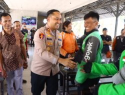 Bangun Sinergi, Kapolres Gresik Gelar Dialog Interaktif dan Bagi Bansos ke Driver Ojol