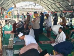 Usai Salat Jumat, Dansatgas SAR Brimob Makan Bersama Warga Terdampak Gempa di Reo