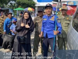 Sigap Layani Warga, Damkar Kabupaten Kediri Berhasil Evakuasi Handphone yang Terjatuh ke Selokan di Pare