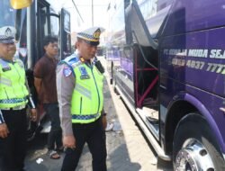 Cegah Kecelakaan, Polres Pelabuhan Tanjung Perak Gelar Ramp Check Bus Peziarah di Sunan Ampel