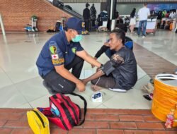 Polresta Bandara Soetta Beri Layanan Kesehatan dan Masker Gratis untuk Penumpang Pesawat yang Tertunda Akibat Erupsi Anak Krakatau
