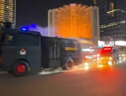 Polri Kerahkan Water Cannon dan Bagikan Masker, Layani Masyarakat Terdampak Material Erupsi Gunung Anak Krakatau