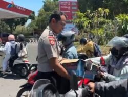 Aksi Humanis Polres Bondowoso, Berbagi Air Minum Gratis untuk Warga Antre di SPBU