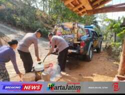 Polres Trenggalek Pasok Ribuan Liter Air Bersih Pakai Mobil Patroli Modifikasi