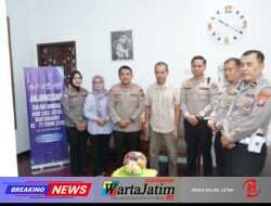 HUT Lalu Lintas Bhayangkara ke-71, Kapolres Kediri kunjungi Anggota yang Sakit