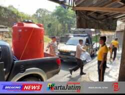 Polres Trenggalek Distribusikan Air Bersih ke Pelosok Desa Melalui Patroli Gentong dan Kendil