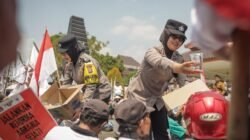 Polwan Polres Blitar Berikan Pelayanan Humanis, Berbagi Air hingga Bersihkan Sampah Bersama Massa Aksi