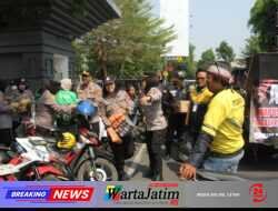 Polwan Polres Kediri Kota Tunjukkan Sisi Humanis, Bagikan Snack dan Air Mineral kepada Peserta Aksi GARDA