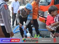 Polres Bondowoso Distribusikan Air Bersih Bantu Warga Taman Krocok Hadapi Kemarau Panjang