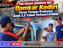 Tak Hanya Jinakkan Api, Damkar Kediri Turun Tangan Evakuasi Anak 2,5 Tahun Terkunci di Mobil