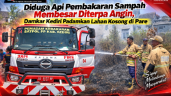Diduga Api Pembakaran Sampah Membesar Diterpa Angin, Damkar Kediri Padamkan Lahan Kosong di Pare
