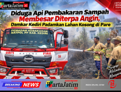 Diduga Api Pembakaran Sampah Membesar Diterpa Angin, Damkar Kediri Padamkan Lahan Kosong di Pare