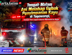 Tengah Malam Api Melahap Gubuk Penyimpanan Kayu di Tegowangi, Damkar Pare Cegah Kobaran Merembet ke Mebel