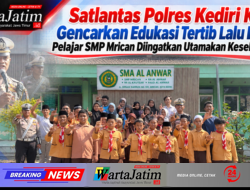 Satlantas Polres Kediri Kota Gencarkan Edukasi Tertib Lalu Lintas, Pelajar SMP Mrican Diingatkan Utamakan Keselamatan
