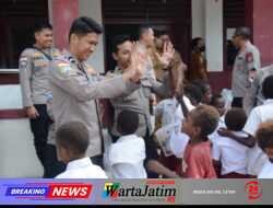 Satgas Damai Cartenz Bagikan Tas dan Alat Tulis untuk Masa Depan Papua