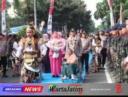 Disambut Pedang Pora dan Atraksi Budaya, Irjen Pol Dekananto Eko Purwono Resmi Pimpin Polda Jatim