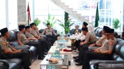 Perkuat Sinergi dengan Ulama, Kapolri Silaturahmi dengan Rais Aam PBNU di Surabaya