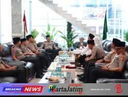 Perkuat Sinergi dengan Ulama, Kapolri Silaturahmi dengan Rais Aam PBNU di Surabaya