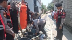 Atasi Kekeringan, Polres Blitar Kota Salurkan 3.000 Liter Air Bersih ke Kelurahan Sentul