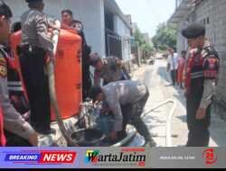 Atasi Kekeringan, Polres Blitar Kota Salurkan 3.000 Liter Air Bersih ke Kelurahan Sentul