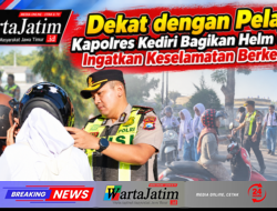 Dekat dengan Pelajar, Kapolres Kediri Bagikan Helm untuk Ingatkan Keselamatan Berkendara