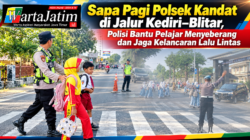 Sapa Pagi Polsek Kandat di Jalur Kediri–Blitar, Polisi Bantu Pelajar Menyeberang dan Jaga Kelancaran Lalu Lintas