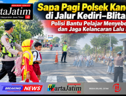 Sapa Pagi Polsek Kandat di Jalur Kediri–Blitar, Polisi Bantu Pelajar Menyeberang dan Jaga Kelancaran Lalu Lintas